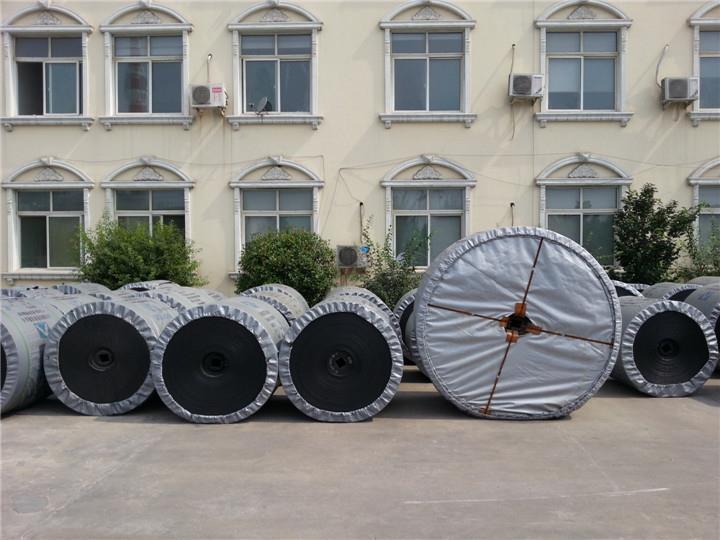 矿用输送带的主要材质为PVC材质，使用这种材质制作的输送带具有非常好的阻燃效果以及导静电性能